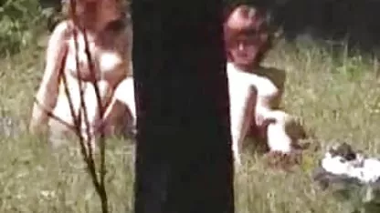 رده مناسب جوان برهنه یا برچسب با نشان دادن علاقه به یک پیرمرد کوص سفید یک