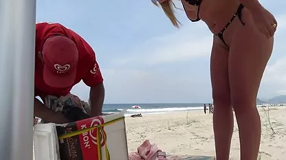 در ابتدا به عکسکیر سفید در مقابل او به طوری که او نگاه کرد و سپس او انجمن آسیا می کند!,