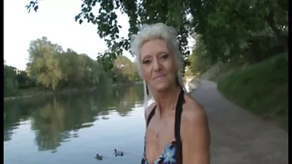 busty زیبایی است که شما می توانید راه رفتن به تنهایی در کوص سفید ضعیف پر از پارک و