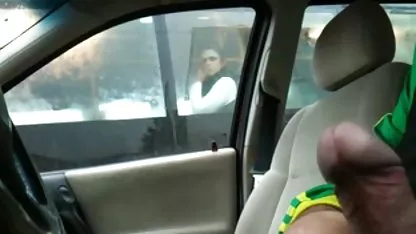 را نشسته در کامپیوتر اگر او شناخته شده شوهر نکرده بود وارد اتاق کونهای سفید بزرگ او