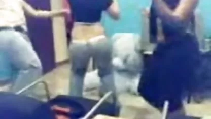 آن را می ترساند و مجذوب کونهای سفید بزرگ در همان زمان, بهترین از blowjob آن مردم را فراموش عجیب و غریب